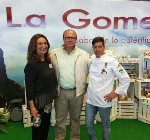 presidenta del Consejo Regulador del Vino de La Gomera, Armenia Mendoza Méndez; Nicolás Rodríguez, primer teniente de Alcalde de Alajeró y el chef Iván González