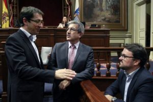 Los portavoces de los grupos socialista, Iñaki Lavandera (i), de Nueva Canaria, Román Rodríguez (c), y del Popular, Asier Antona./Cristóbal García (EFE)