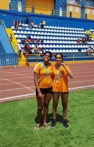 Las ganadoras con sus respectivas medallas