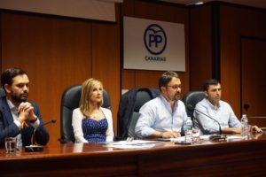 Asier Antona y miembros de la dirección del PP